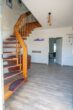 Hausflur mit Treppe ins OG - Neuwertige Stadtvilla in Tiddische – Meine Immobilie = Mein Makler!