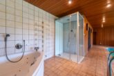 Whirlpool mit Dampfsauna - Zweifamilienhaus mit Schwimmbad, 3 Garagen und großem Grundstück – ideal für Pferdeliebhaber!