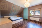 Schlafzimmer DG - Zweifamilienhaus mit Schwimmbad, 3 Garagen und großem Grundstück – ideal für Pferdeliebhaber!