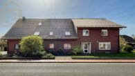 Hausansicht - Zweifamilienhaus mit Schwimmbad, 3 Garagen und großem Grundstück – ideal für Pferdeliebhaber!