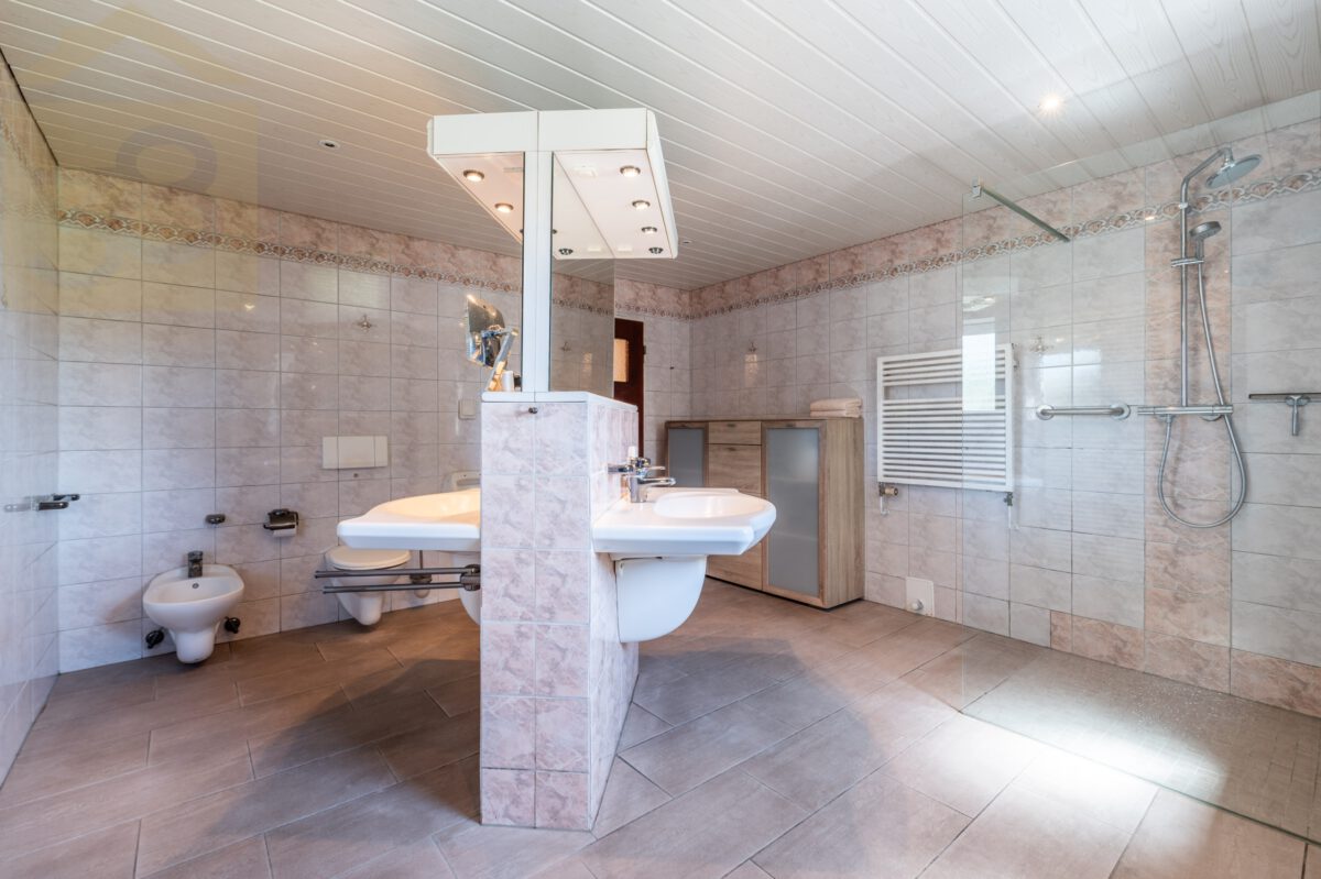 Badezimmer mit ebenerdiger Dusche
