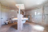 Badezimmer mit ebenerdiger Dusche - Zweifamilienhaus mit Schwimmbad, 3 Garagen und großem Grundstück – ideal für Pferdeliebhaber!