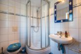 Duschbad - Zweifamilienhaus mit Schwimmbad, 3 Garagen und großem Grundstück – ideal für Pferdeliebhaber!