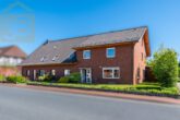 Hausansicht vorne - Zweifamilienhaus mit Schwimmbad, 3 Garagen und großem Grundstück – ideal für Pferdeliebhaber!