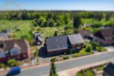 Hausansicht - Zweifamilienhaus mit Schwimmbad, 3 Garagen und großem Grundstück – ideal für Pferdeliebhaber!