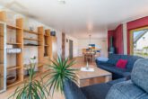 Wohnzimmer - Zweifamilienhaus mit Schwimmbad, 3 Garagen und großem Grundstück – ideal für Pferdeliebhaber!