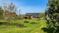 Hausansicht vom Garten - Zweifamilienhaus mit Schwimmbad, 3 Garagen und großem Grundstück – ideal für Pferdeliebhaber!
