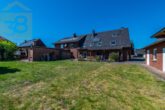 Hausansicht vom Garten - Zweifamilienhaus mit Schwimmbad, 3 Garagen und großem Grundstück – ideal für Pferdeliebhaber!