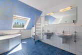 Badezimmer DG - Zweifamilienhaus mit Schwimmbad, 3 Garagen und großem Grundstück – ideal für Pferdeliebhaber!