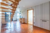Treppenhaus - Zweifamilienhaus mit Schwimmbad, 3 Garagen und großem Grundstück – ideal für Pferdeliebhaber!