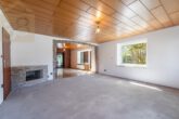 Wohnzimmer - Zweifamilienhaus mit Schwimmbad, 3 Garagen und großem Grundstück – ideal für Pferdeliebhaber!
