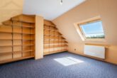 Spitzboden Raum 2 - Zweifamilienhaus mit Schwimmbad, 3 Garagen und großem Grundstück – ideal für Pferdeliebhaber!
