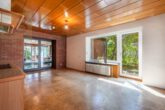 Essbereich - Zweifamilienhaus mit Schwimmbad, 3 Garagen und großem Grundstück – ideal für Pferdeliebhaber!