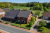 Hausansicht Nr.5 - Zweifamilienhaus mit Schwimmbad, 3 Garagen und großem Grundstück – ideal für Pferdeliebhaber!