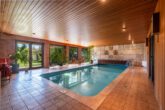 Schwimmbad - Zweifamilienhaus mit Schwimmbad, 3 Garagen und großem Grundstück – ideal für Pferdeliebhaber!