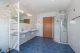Badezimmer DG - Zweifamilienhaus mit Schwimmbad, 3 Garagen und großem Grundstück – ideal für Pferdeliebhaber!