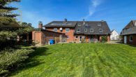 Hausansicht vom Garten - Zweifamilienhaus mit Schwimmbad, 3 Garagen und großem Grundstück – ideal für Pferdeliebhaber!