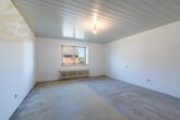 Schlafzimmer - Zweifamilienhaus mit Schwimmbad, 3 Garagen und großem Grundstück – ideal für Pferdeliebhaber!