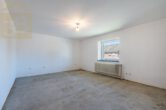 Schlafzimmer DG - Zweifamilienhaus mit Schwimmbad, 3 Garagen und großem Grundstück – ideal für Pferdeliebhaber!