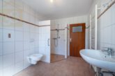 Badezimmer DG - Zweifamilienhaus mit Schwimmbad, 3 Garagen und großem Grundstück – ideal für Pferdeliebhaber!