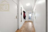 Flur DG - Attraktives Mehrfamilienhaus mit 3 Wohneinheiten & 2 Garagen in Langenhagen! Mein Haus = Mein Makler