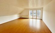 Wohnzimmer WE 2 - Renditepaket in Weyhausen: 3 Wohneinheiten vollvermietet! Mein Haus = Mein Makler!