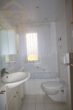 EG Badezimmer mit Badewanne - Gepflegtes Einfamilienhaus mit großem Grundstück und Doppelgarage! Meine Immobilie! = Mein Makler!