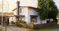 Nord-Ost Ansicht mit PKW Stellplatz u. Terrasse (2) - (KI generiert) - Einfamilienhaus mit Urlaubsfeeling inklusive Gästehaus in Wilsche! Meine Immobilie = Mein Partner!