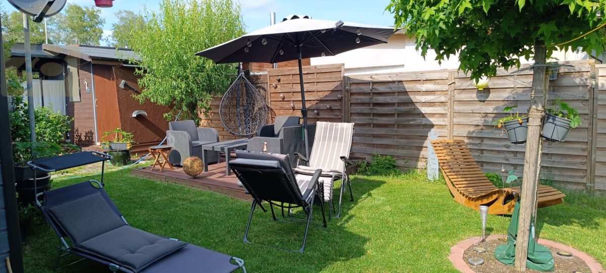 Garten mit Blick auf Gartenhaus und Pelletschuppen