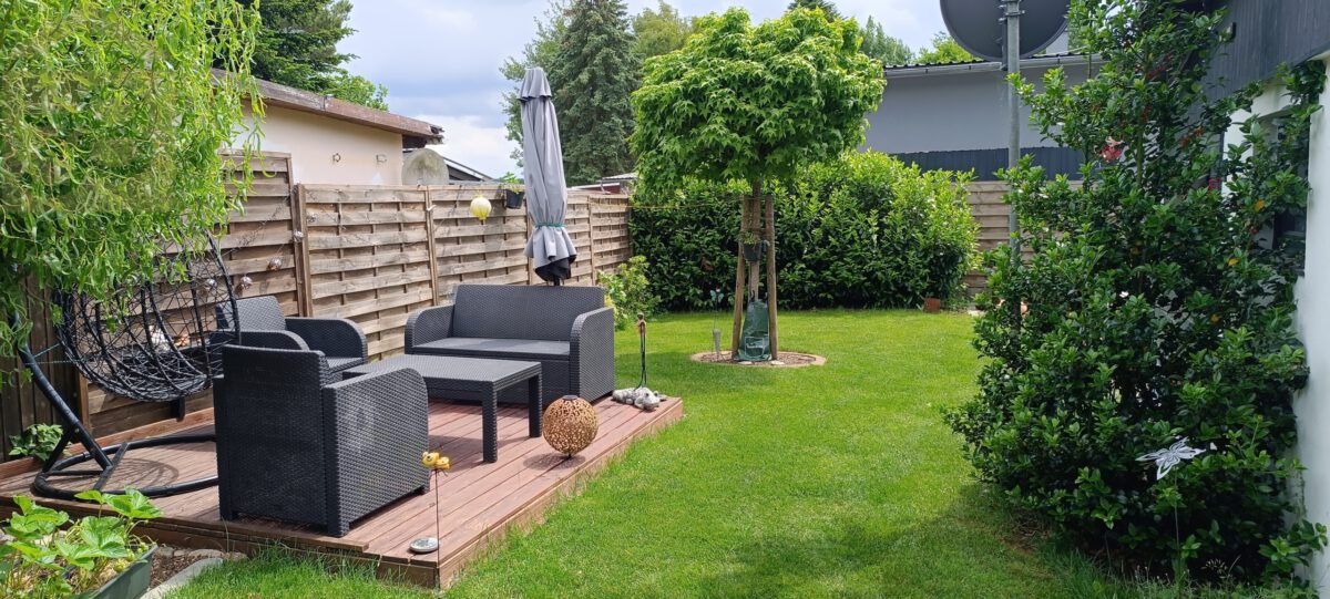Garten Blick nach Süden Rollrasen und Douglasienterrasse