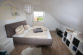 Schlafzimmer - Gepflegte 3-Zimmerwohnung im Dachgeschoss mit Garten! Meine Wohnung! = Mein Partner!