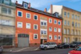 Hausansicht mit Garage - Neuwertige Tandemgarage mit elektrischem Tor! Meine Garage = Mein Partner!