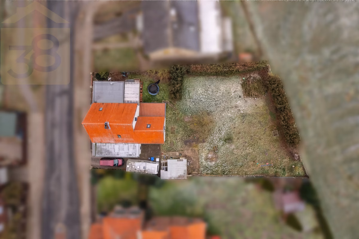 Hausansicht mit Grundstück