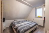 Schlafzimmer DG - Einfamilienhaus mit Einliegerwohnung und großem Entwicklungspotenzial! Mein Haus = Mein Partner!