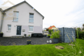 Hausansicht - Neuwertige Doppelhaushälfte mit Terrasse in Top Lage von Wendschott! Meine Immobilie = Mein Partner