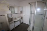 Wohnung 2 EG Badezimmer - Modernes Mehrfamilienhaus mit drei Wohneinheiten und Baugrundstück! Meine Immobilie = Mein Partner!