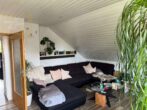 Wohnung DG Wohnzimmer - Modernes Mehrfamilienhaus mit drei Wohneinheiten und Baugrundstück! Meine Immobilie = Mein Partner!