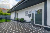Hausansicht Eingang - Moderner Architekten-Bungalow mit Walmdach in Hordorf! – Meine Immobilie! = Mein Partner!