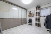 Ankleidezimmer Souterrain - Moderner Architekten-Bungalow mit Walmdach in Hordorf! – Meine Immobilie! = Mein Partner!