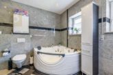Badezimmer EG - Moderner Architekten-Bungalow mit Walmdach in Hordorf! – Meine Immobilie! = Mein Partner!