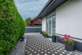 Hausansicht vom Carport zum Eingang - Moderner Architekten-Bungalow mit Walmdach in Hordorf! – Meine Immobilie! = Mein Partner!