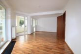 Wohn- & Schlafzimmer - Gepflegte Erdgeschosswohnung mit Gartenanteil und Tiefgaragenstellplatz! Meine Wohnung=Mein Partner!
