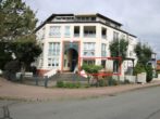 Hausansicht - Gepflegte Erdgeschosswohnung mit Gartenanteil und Tiefgaragenstellplatz! Meine Wohnung=Mein Partner!