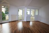 Wohn- & Schlafzimmer - Gepflegte Erdgeschosswohnung mit Gartenanteil und Tiefgaragenstellplatz! Meine Wohnung=Mein Partner!