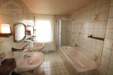 Badezimmer EG - Zweifamilienhaus mit 3.000 m² Grundstück und Scheune! Meine Immobilie = Mein Partner!
