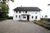 Hausansicht - Zweifamilienhaus mit 3.000 m² Grundstück und Scheune! Meine Immobilie = Mein Partner!