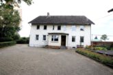 Hausansicht - Zweifamilienhaus mit 3.000 m² Grundstück und Scheune! Meine Immobilie = Mein Partner!