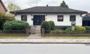 Hausansicht - Unterkellerter Bungalow mit großem Grundstück und Doppelcarport in Parsau! Mein Haus = Mein Makler!
