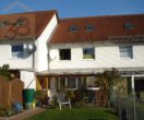 Hausansicht - Familienfreundliches Reihenmittelhaus in ruhiger Lage – mit Carport