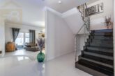Flur-Treppenaufgang-1 - Modernes Einfamilienhaus mit gehobener Ausstattung in ruhiger Premiumlage! Mein Haus = Mein Makler!